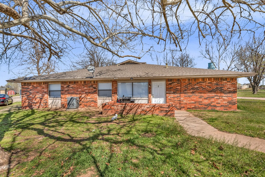 More Photos Of 210 NW North St, Minco Apartments For Sale