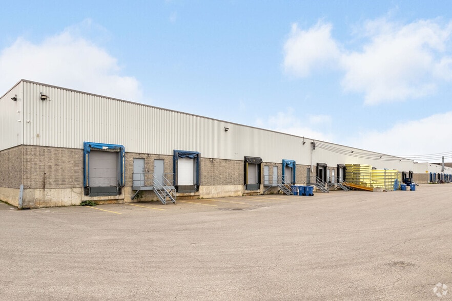 More Photos Of 121-135 Boul Brunswick, Pointe-claire Warehouse For Lease