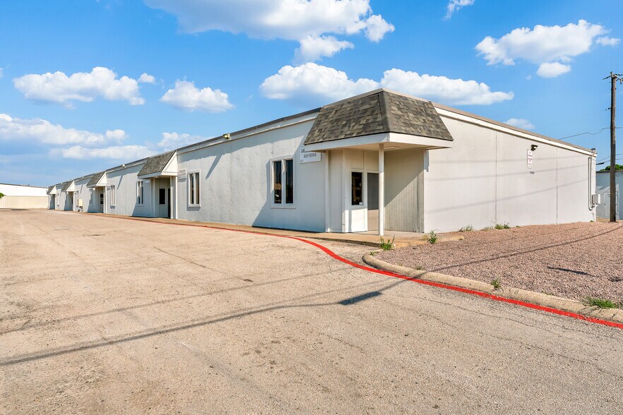 More Photos Of 11005 Indian Trl, Dallas Unknown For Lease