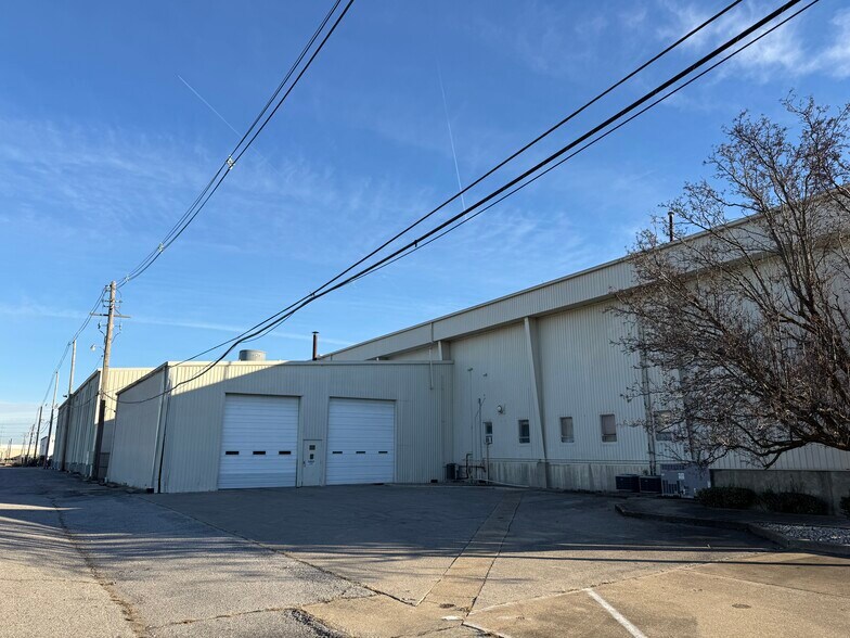 More Photos Of 1618 Lynch Rd, Evansville Warehouse For Sale