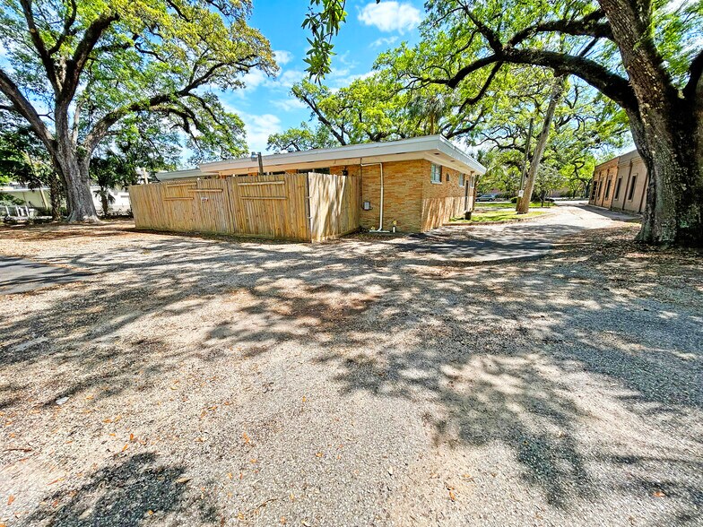 More Photos Of 1304 Government St, Mobile Veterinarian Kennel For Sale
