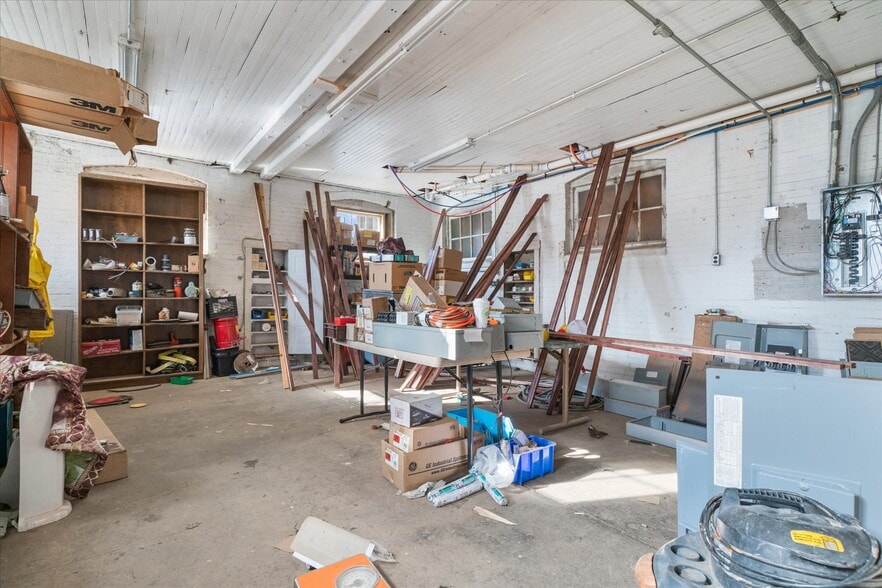 More Photos Of 102 S Richmond St, Fleetwood Warehouse For Sale