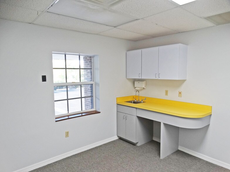 More Photos Of 418 SW 47th Ter, Cape Coral Medical For Sale