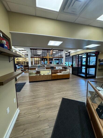 More Photos Of 105 New House Dr, Charlottesville Restaurant For Lease