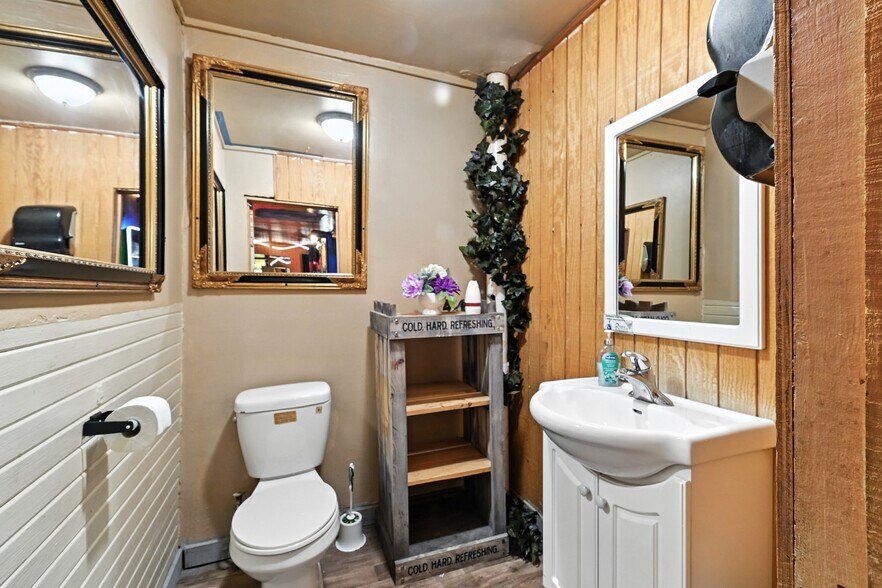 More Photos Of 451 Grace St, Mansfield Bar For Sale