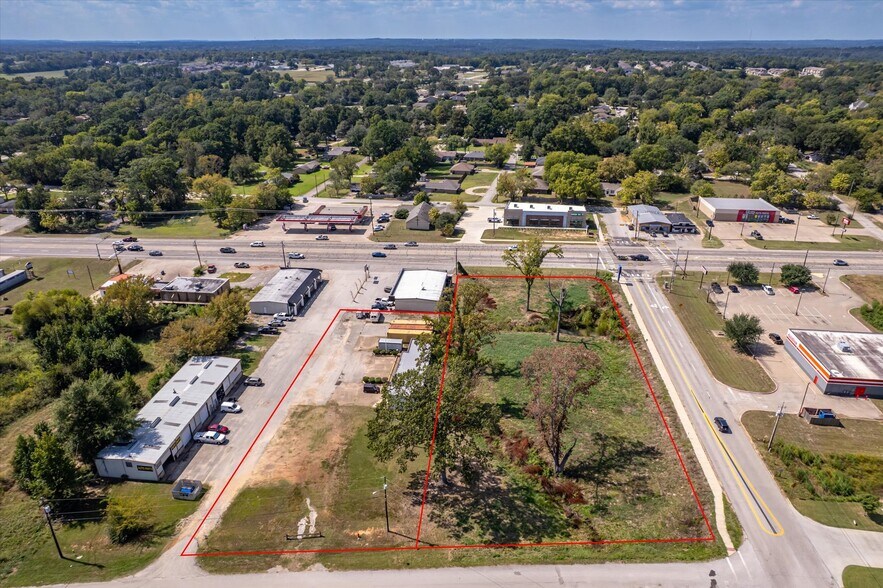 More Photos Of 906 S Main St, Lindale Light Distribution For Sale