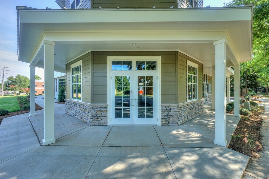 More Photos Of 18620 W Catawba Ave, Cornelius Office Residential For Lease