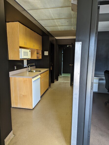 More Photos Of 140-144 Riverside Dr, North Vancouver Distribution For Sale