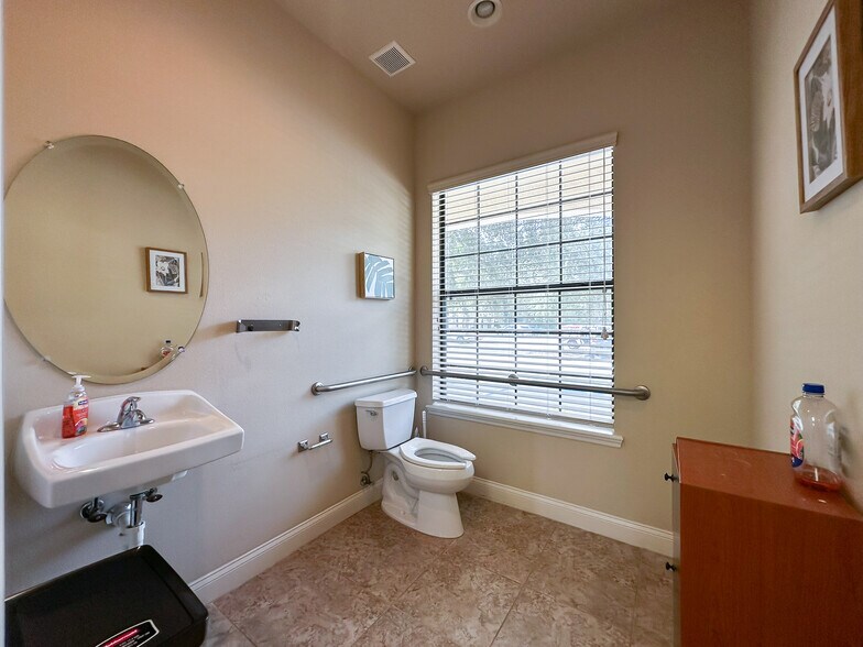 More Photos Of 170 Fitzgerald Rd, Lakeland Office For Lease