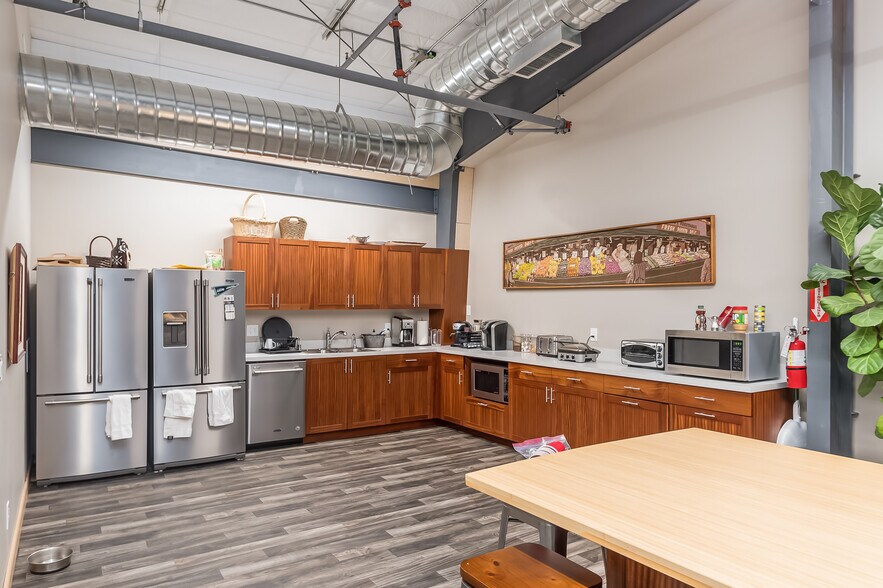 More Photos Of 913 Squalicum Way, Bellingham Distribution For Lease