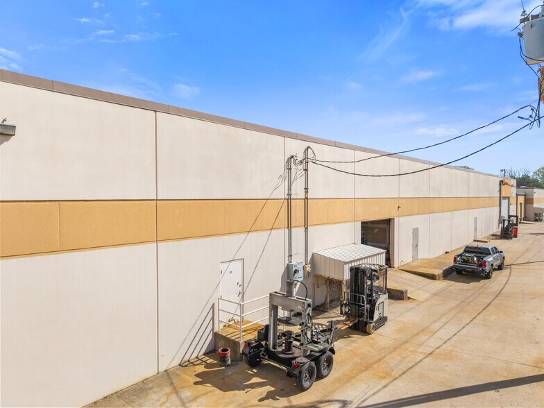 More Photos Of 13777 Bee St, Farmers Branch Warehouse For Lease