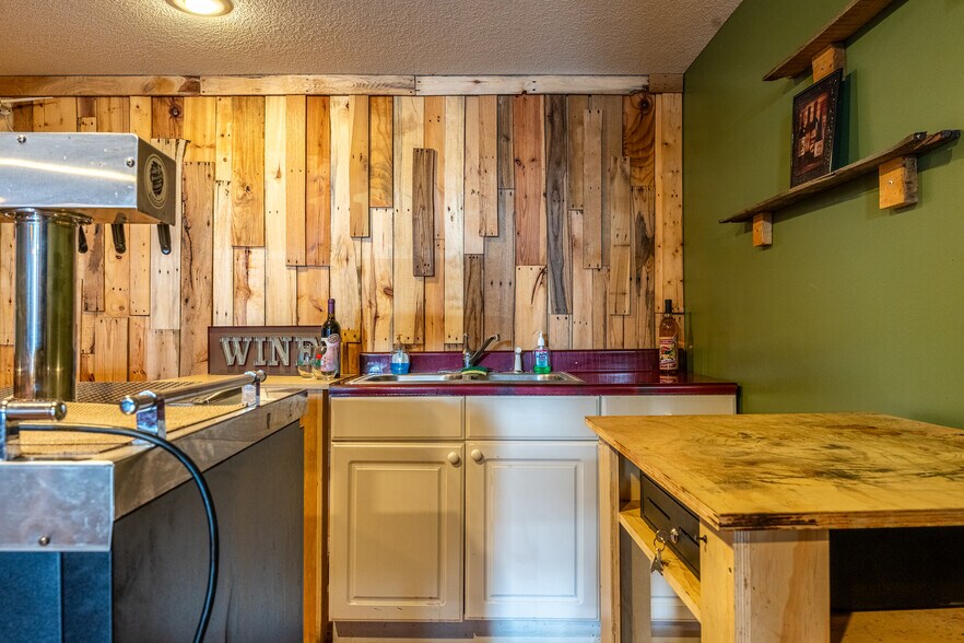 More Photos Of 620 Cherokee St, Leavenworth Storefront Retail Office For Sale