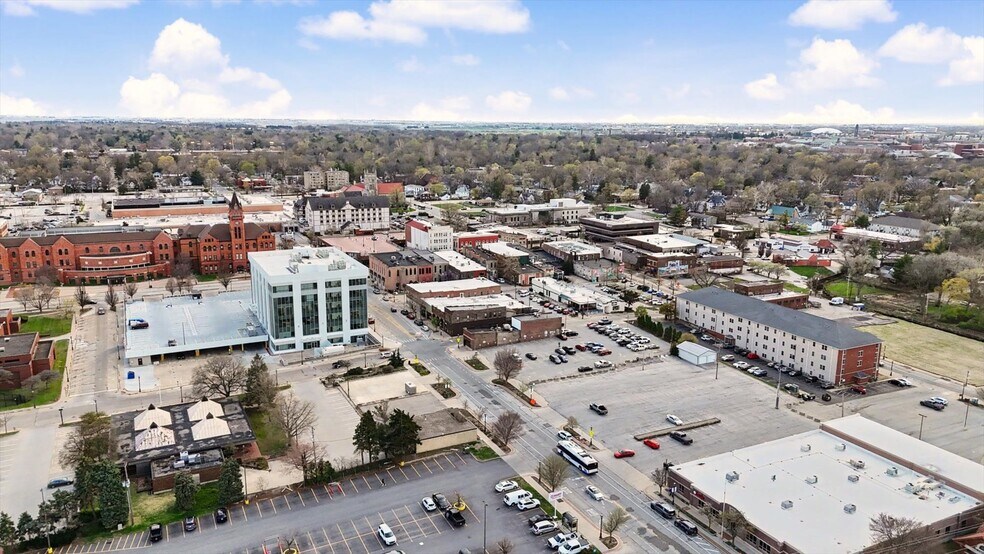 More Photos Of 201 N Broadway Ave, Urbana Restaurant For Sale