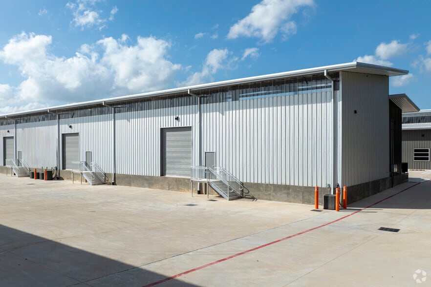 More Photos Of 1027 Outpost Dr, Conroe Showroom For Lease