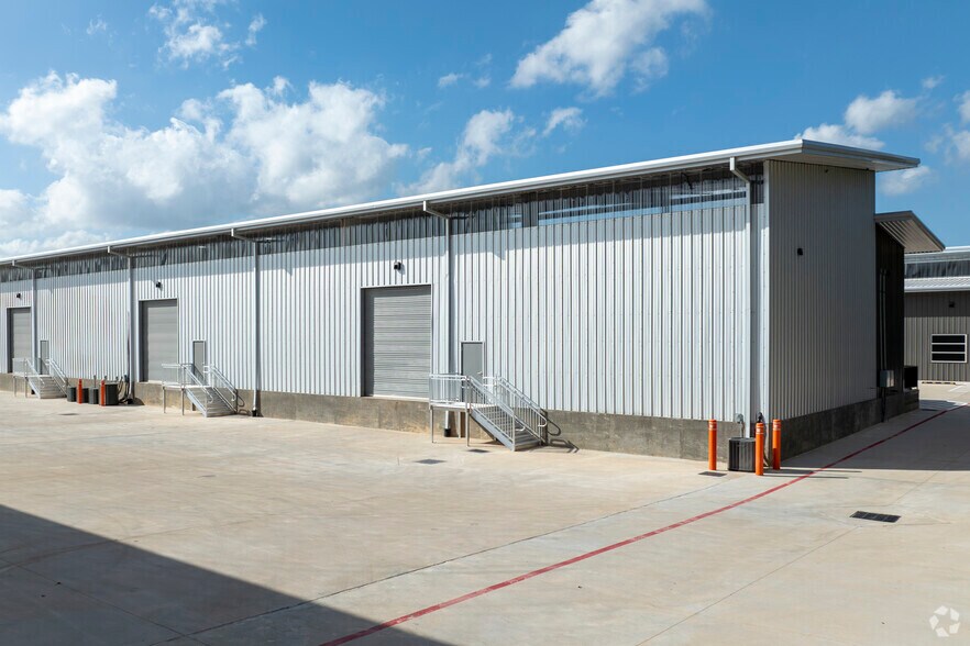 More Photos Of 1027 Outpost Dr, Conroe Showroom For Lease