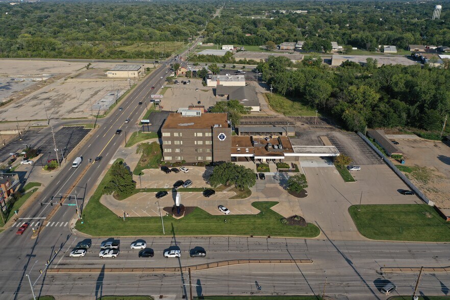 More Photos Of 3706 SW Topeka Blvd, Topeka Office For Lease