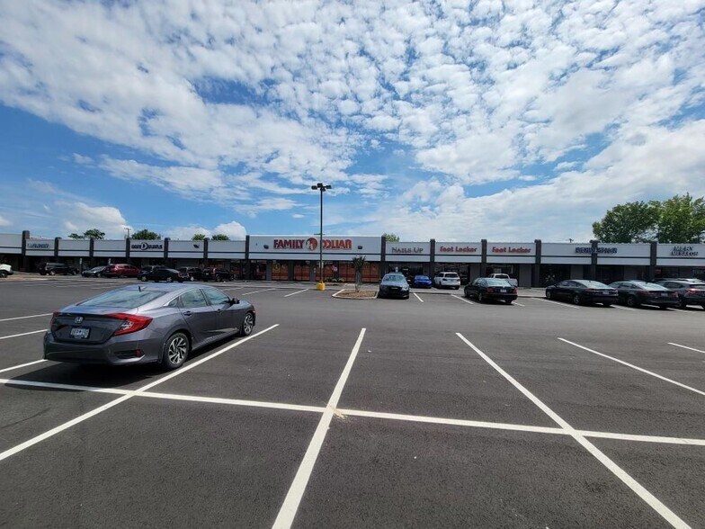 More Photos Of 5420-5430 N Tryon St, Charlotte General Retail For Lease