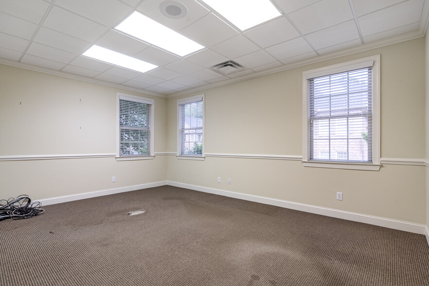 More Photos Of 1905 Woodstock Rd, Roswell Office For Sale