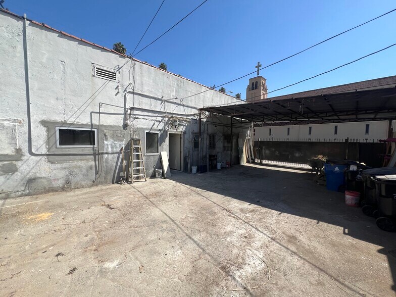 More Photos Of 2300 W Jefferson Blvd, Los Angeles Warehouse For Lease
