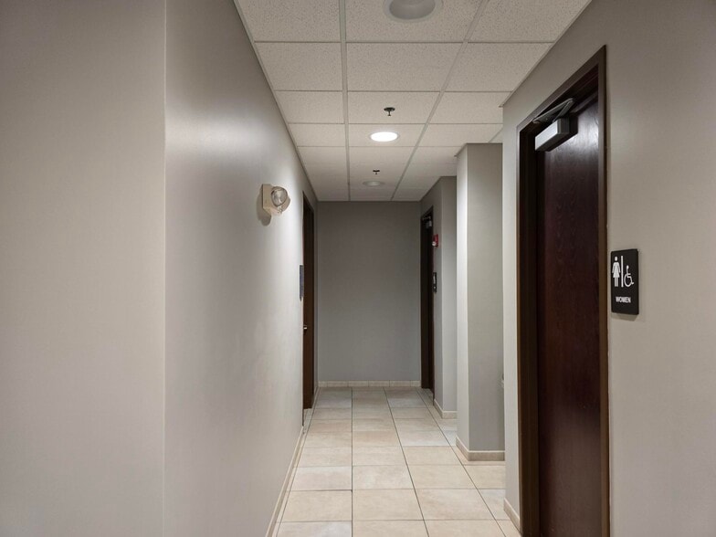 More Photos Of 2272 95th St, Naperville Office For Sale