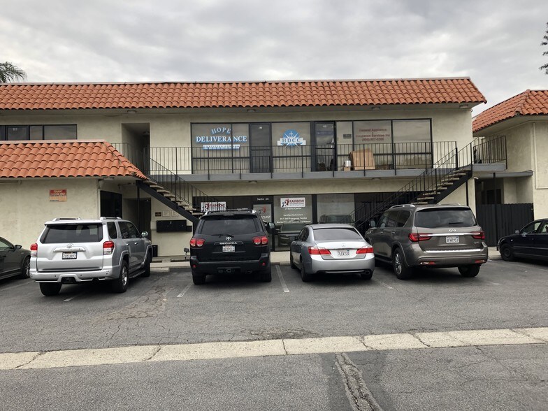 More Photos Of 22916 Lyons Ave, Santa Clarita Storefront Retail Office For Lease