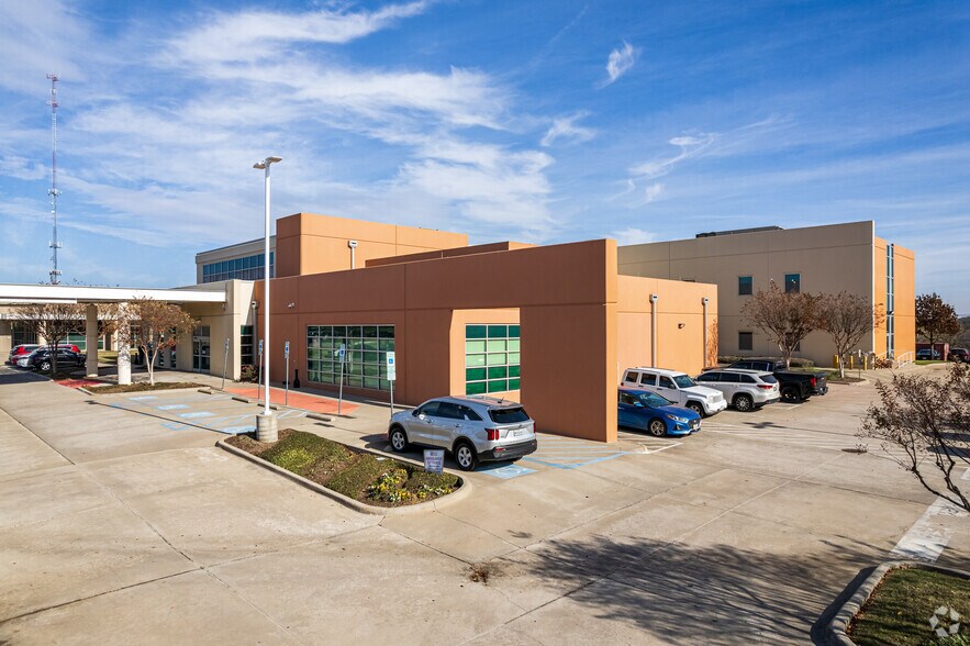 Primary Photo Of 2809 Mayhill Rd, Denton Hospital For Lease