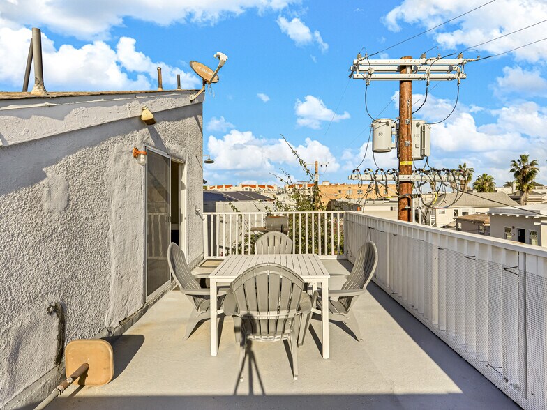 More Photos Of 14 Ozone Ave, Venice Apartments For Sale