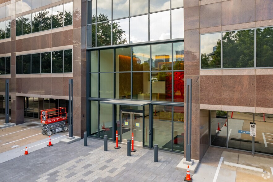 More Photos Of 811 Barton Springs Rd, Austin Office For Lease