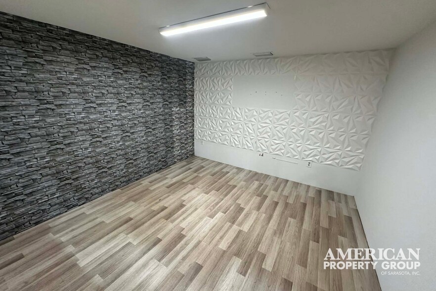 More Photos Of 4535-4557 Northgate Ct, Sarasota Light Distribution For Lease