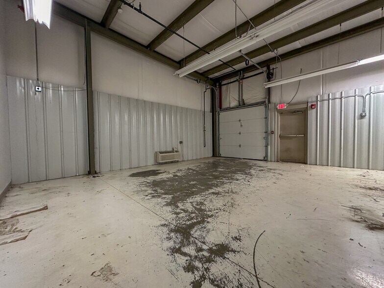 More Photos Of 6444 S 6th Street Rd, Springfield Office For Sale