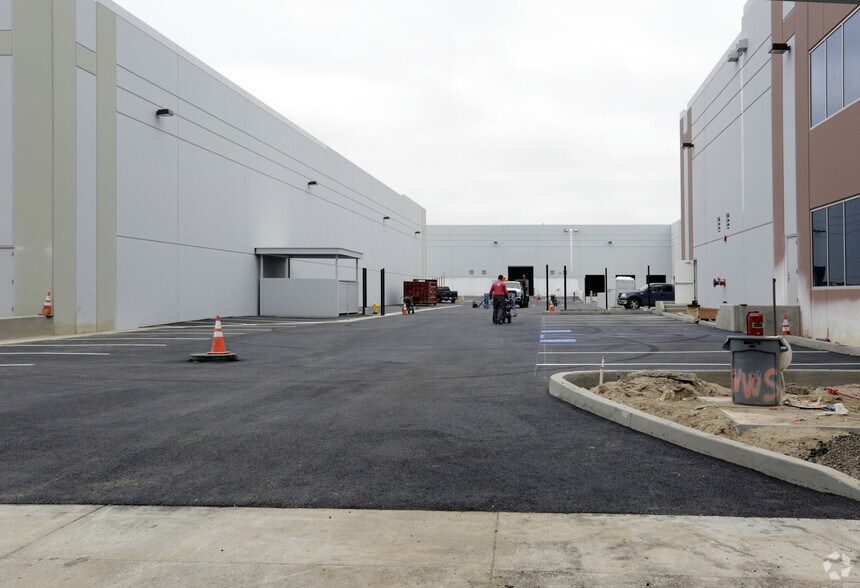 More Photos Of 9043 N Lurline Ave, Chatsworth Warehouse For Lease