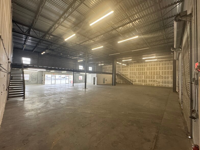 More Photos Of 787 Commerce Dr, Venice Warehouse For Lease