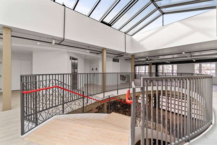 More Photos Of 1605 Ocean Front Walk, Santa Monica Storefront For Lease