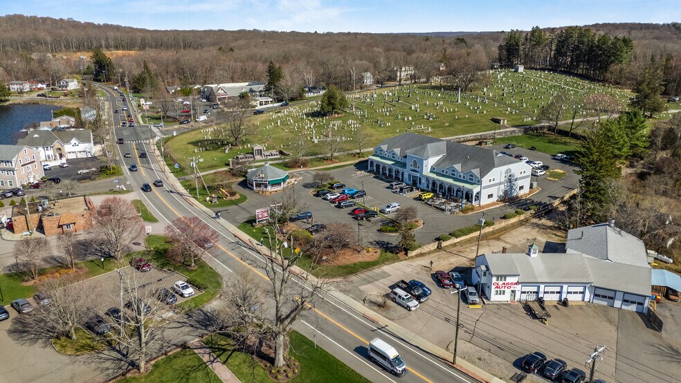 More Photos Of 42 E High St, East Hampton Storefront Retail Office For Lease