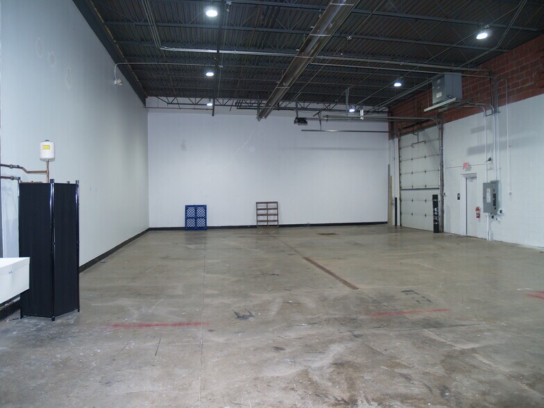 More Photos Of 727 E Turkeyfoot Lake, Akron Light Distribution For Lease