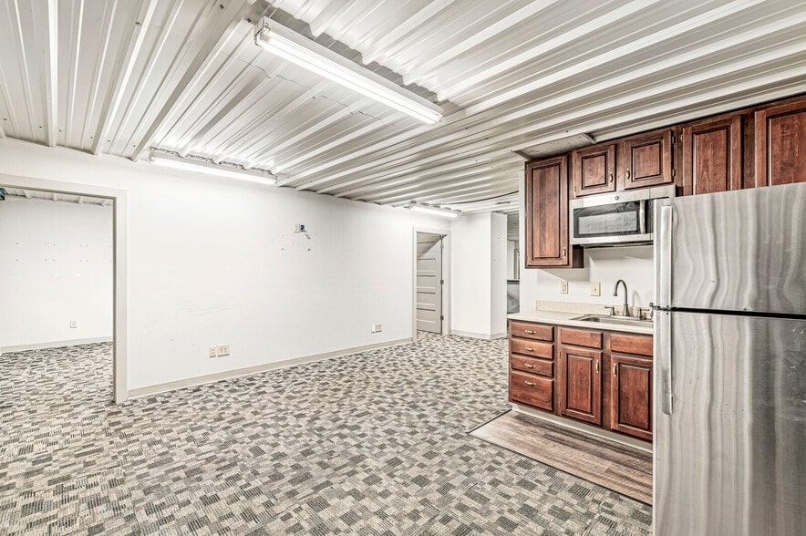 More Photos Of 2601 E 56th St, Indianapolis Light Distribution For Sale