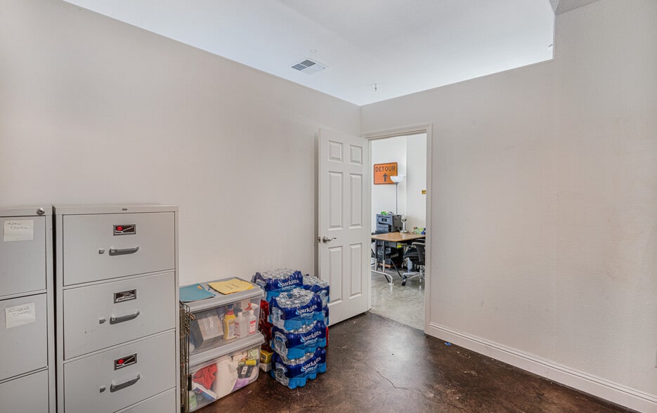 More Photos Of 148 Johnson St, Windsor General Retail For Sale