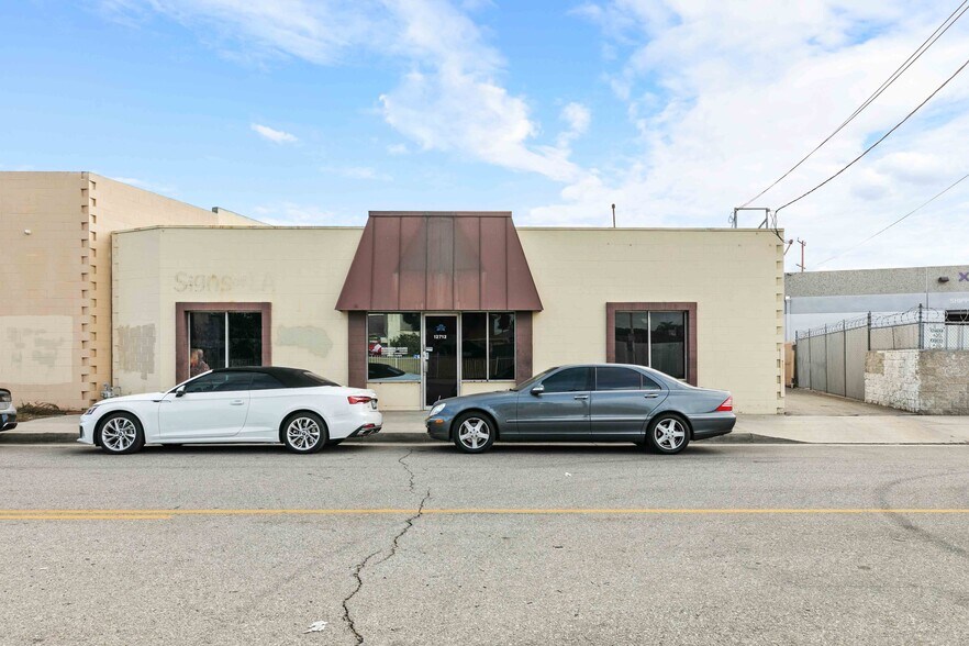 More Photos Of 12712 Saticoy St, North Hollywood Light Distribution For Lease