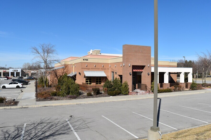 More Photos Of 6882-6936 W 135th St, Overland Park Unknown For Lease