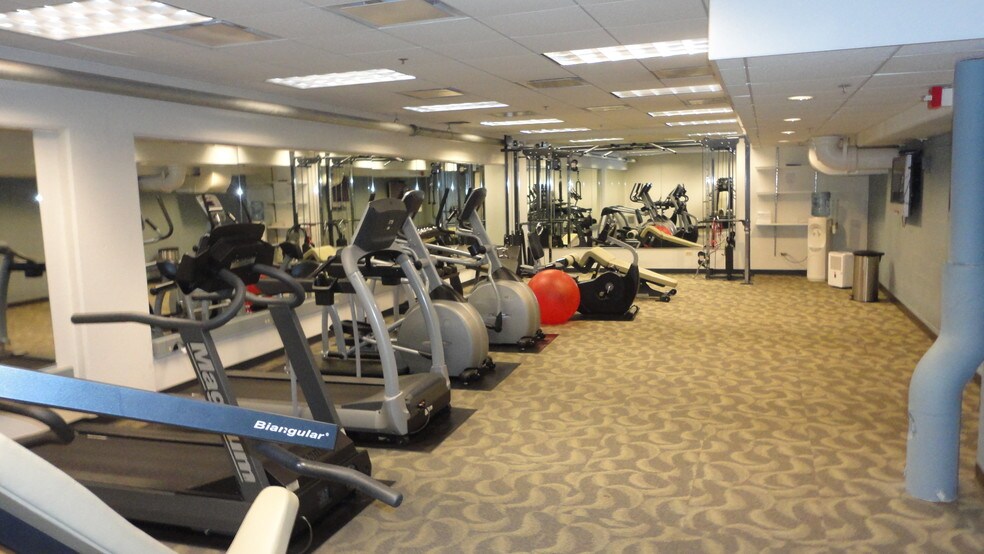 More Photos Of 25 NW Point Blvd, Elk Grove Village Office For Sale