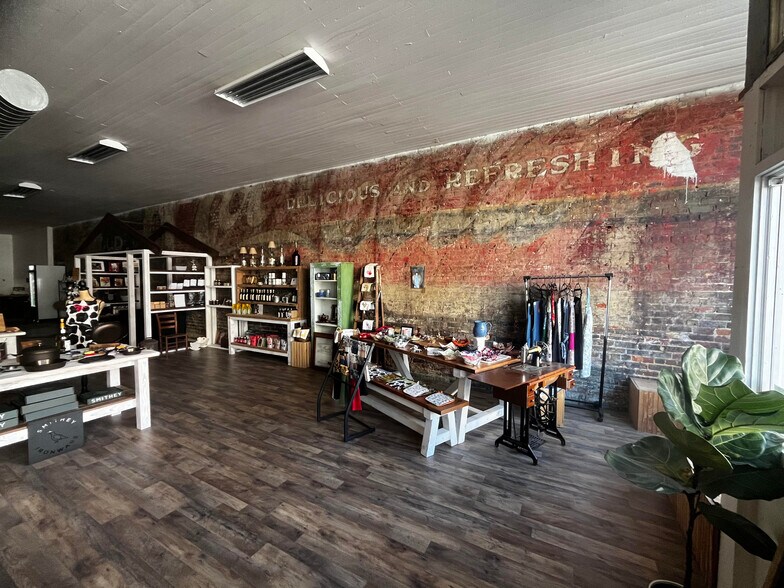 More Photos Of 156 N Oak St, Batesburg-Leesville Storefront Retail Office For Lease