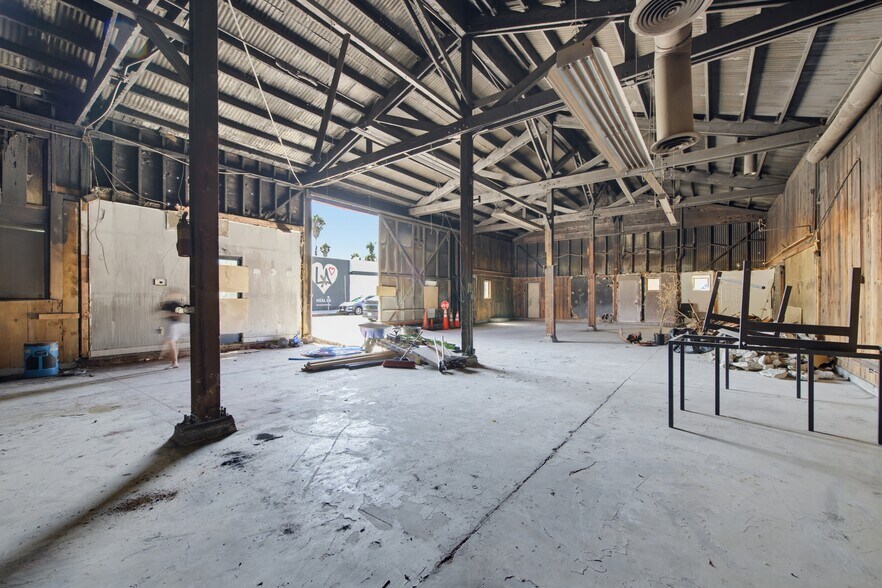 More Photos Of 13831 Ventura Blvd, Sherman Oaks Storefront For Sale