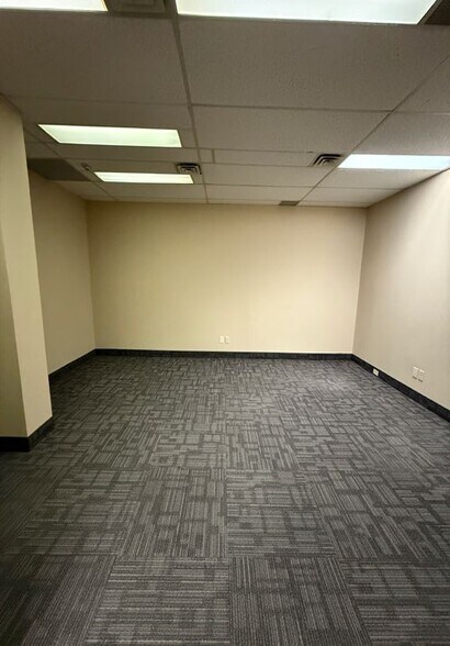 More Photos Of 425 Britannia Rd E, Mississauga Showroom For Lease