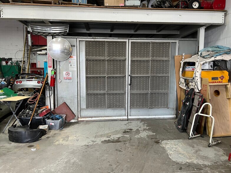 More Photos Of 3670-12 Oceanside Rd W, Oceanside Showroom For Lease