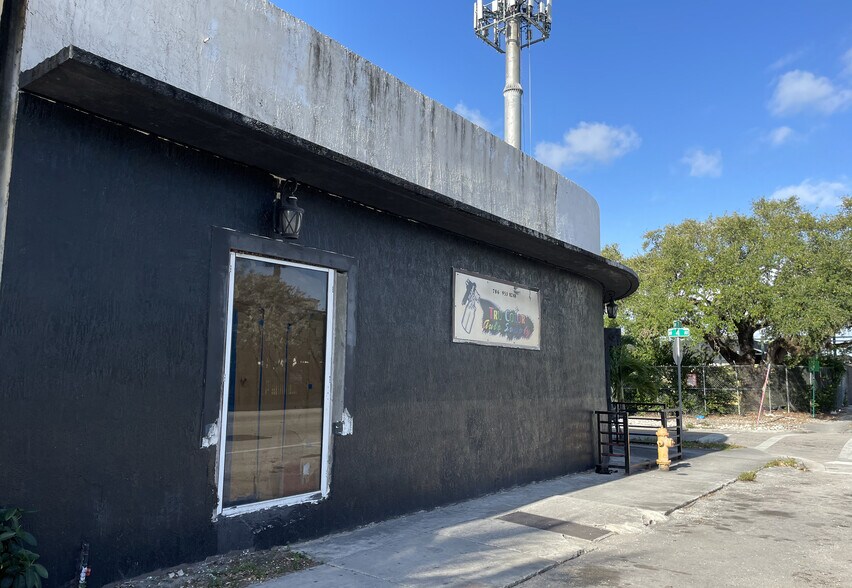 More Photos Of 360 NW 71st St, Miami Flex For Sale