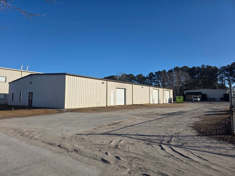 More Photos Of 6604 Windmill Way, Wilmington Industrial For Sale