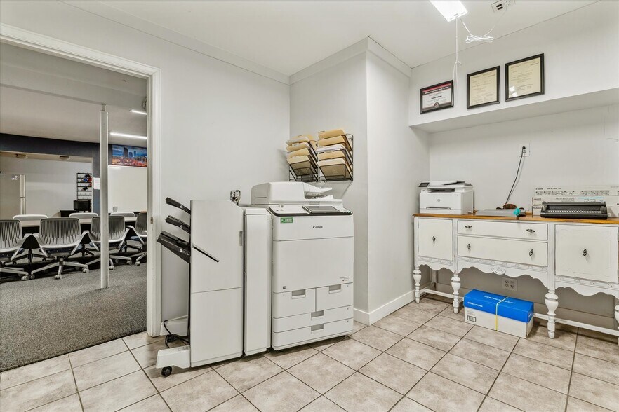 More Photos Of 1050 S Quitman St, Denver Showroom For Sale