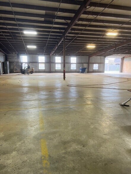 More Photos Of 5826 Johnston St, Lafayette Warehouse For Lease