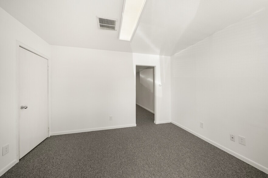 More Photos Of 4229 Bellaire Blvd, Houston Warehouse For Lease