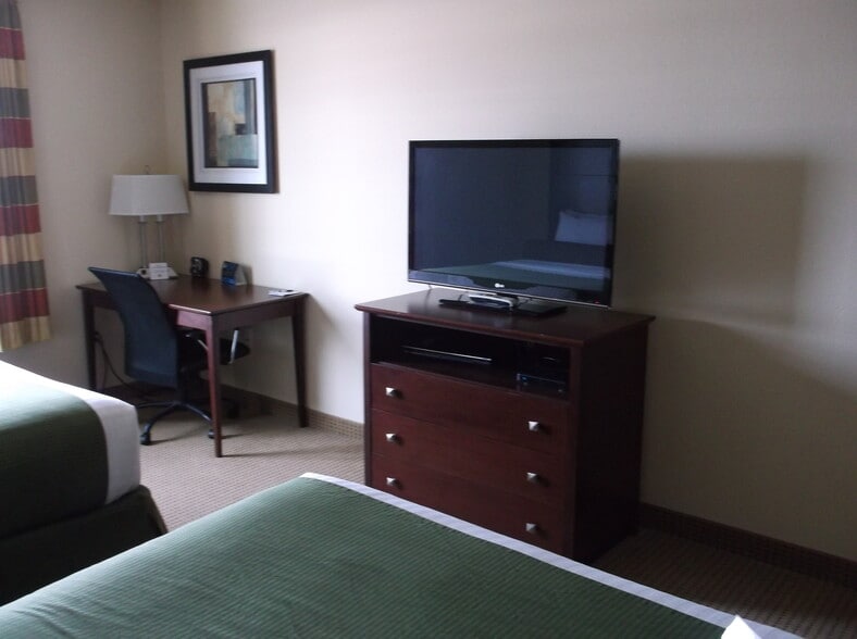 More Photos Of 1515 Planeview Dr, Oshkosh Hotel For Sale